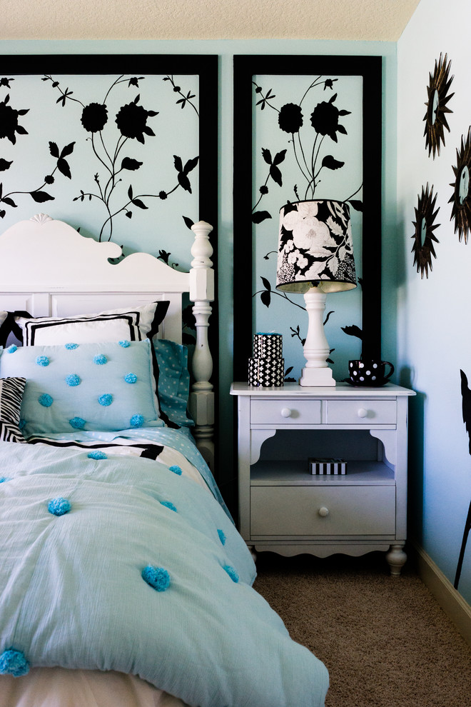 Пример оригинального дизайна: гостевая спальня среднего размера, (комната для гостей) в стиле неоклассика (современная классика) с синими стенами и ковровым покрытием