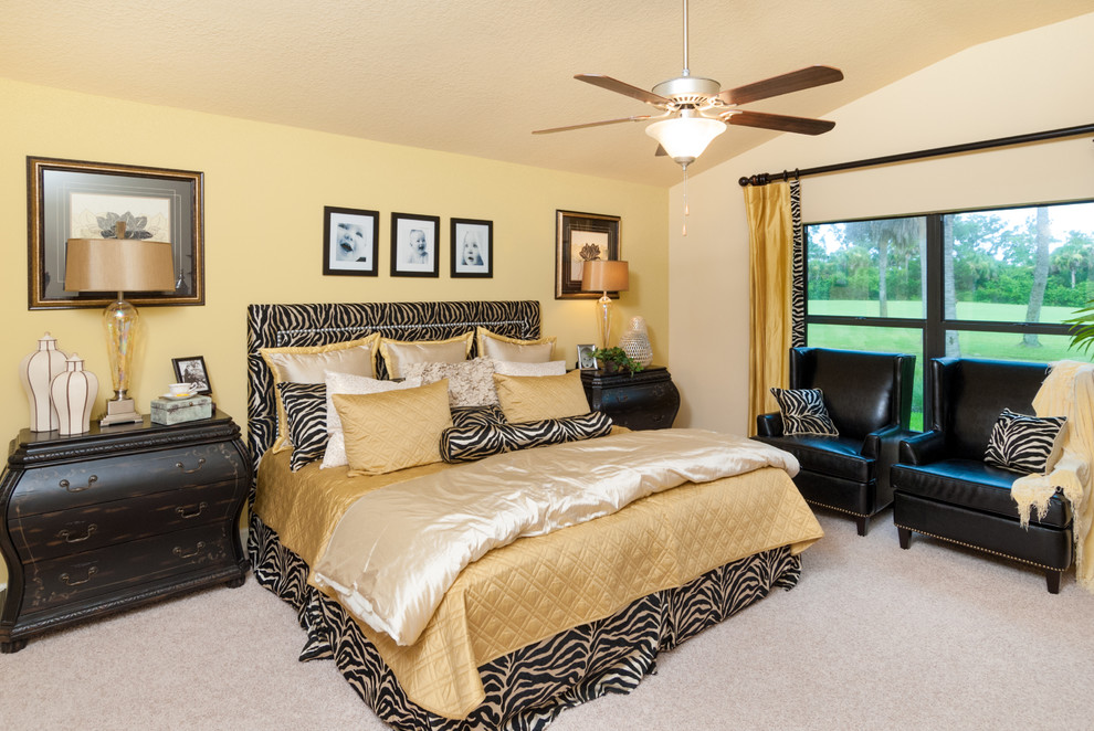 Bedroom - transitional bedroom idea in Orlando