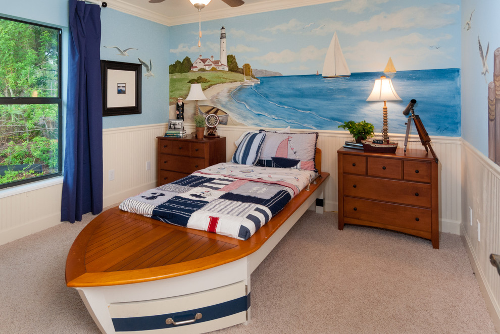 Immagine di una camera da letto tradizionale con pareti multicolore e moquette