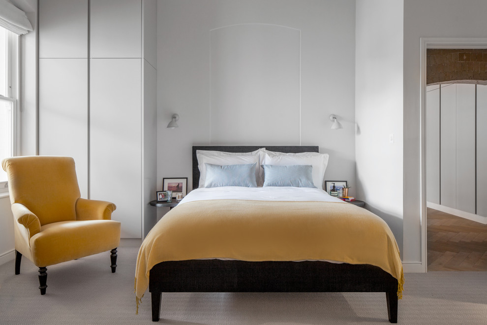 На фото: хозяйская спальня среднего размера в современном стиле с белыми стенами, ковровым покрытием и бежевым полом с