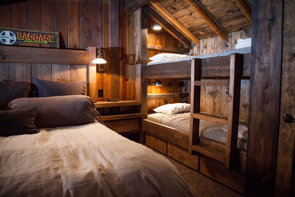 Idée de décoration pour une chambre chalet de taille moyenne.