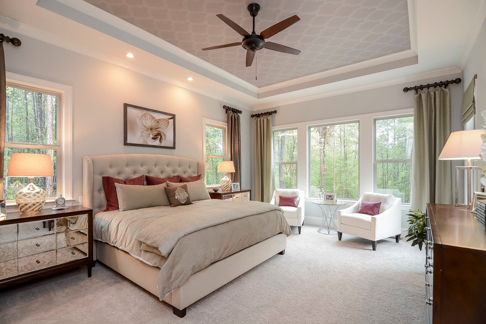 Diseño de dormitorio principal minimalista con paredes grises, moqueta y suelo beige