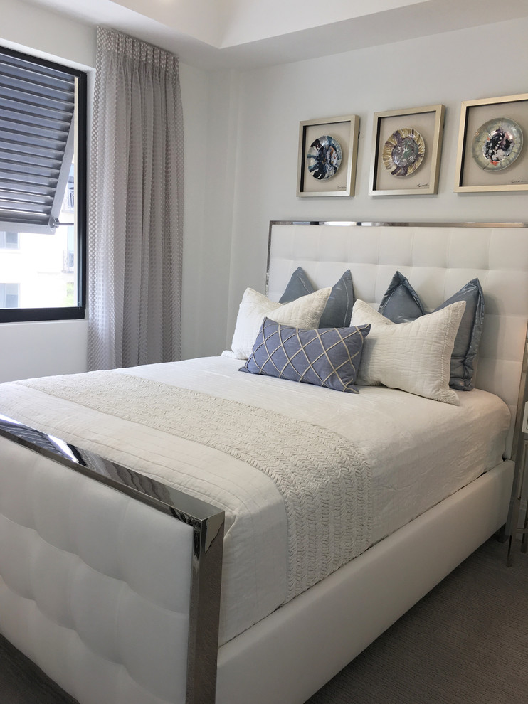 Exempel på ett klassiskt sovrum, med lila väggar och heltäckningsmatta