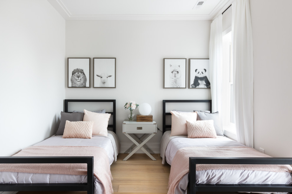 Пример оригинального дизайна: гостевая спальня среднего размера, (комната для гостей) в скандинавском стиле с белыми стенами, светлым паркетным полом и бежевым полом