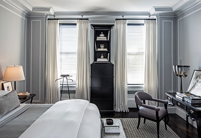 Foto de dormitorio principal clásico renovado pequeño sin chimenea con paredes grises y suelo de madera oscura