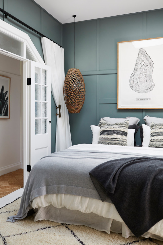 シドニーにある中くらいなトロピカルスタイルのおしゃれな主寝室 (塗装フローリング、白い床、青い壁) のレイアウト
