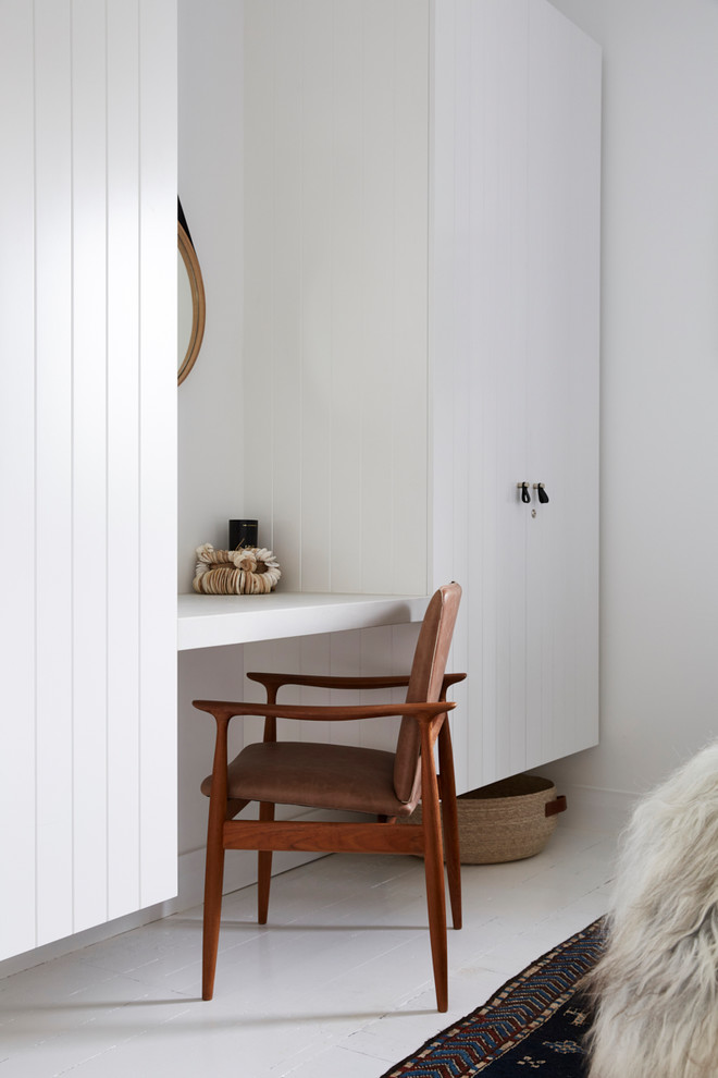 Источник вдохновения для домашнего уюта: гостевая спальня среднего размера, (комната для гостей) в современном стиле с белыми стенами, деревянным полом и белым полом