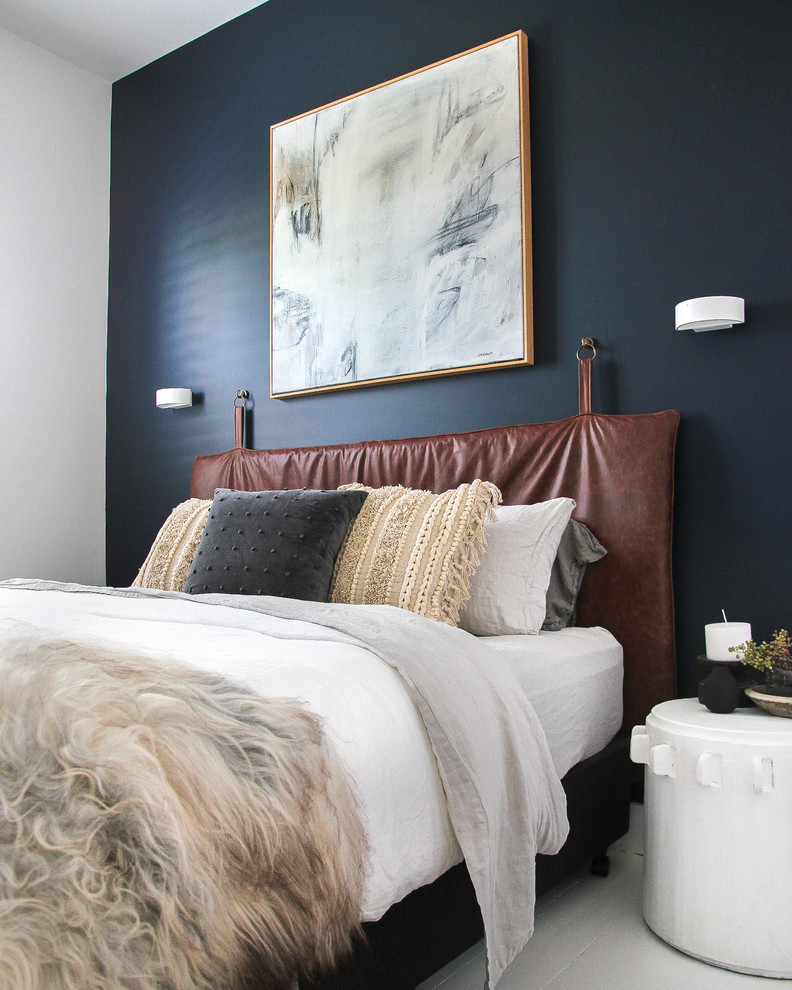 Mittelgroßes Modernes Gästezimmer mit blauer Wandfarbe, gebeiztem Holzboden und weißem Boden in Sydney
