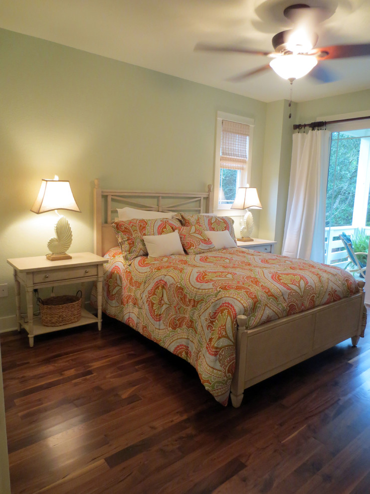 Diseño de dormitorio principal marinero de tamaño medio con paredes verdes y suelo de madera en tonos medios
