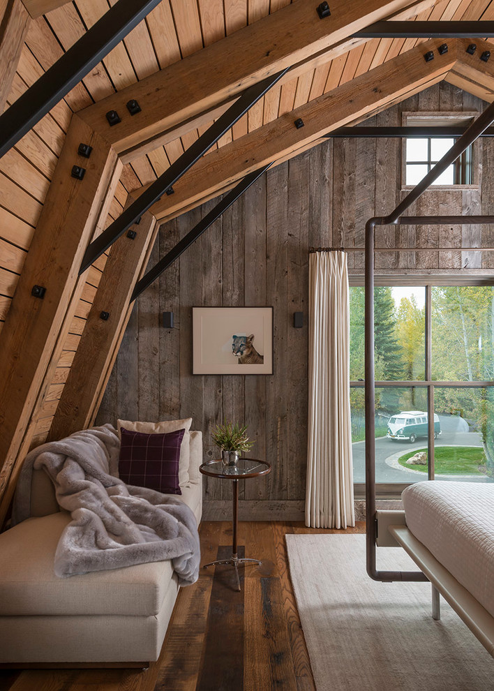 Landhaus Schlafzimmer mit braunem Holzboden in Sonstige