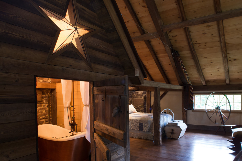 На фото: спальня в стиле кантри с коричневыми стенами и паркетным полом среднего тона