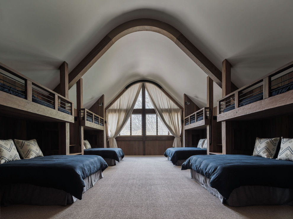 Immagine di una grande camera da letto stile loft country con moquette e pavimento beige