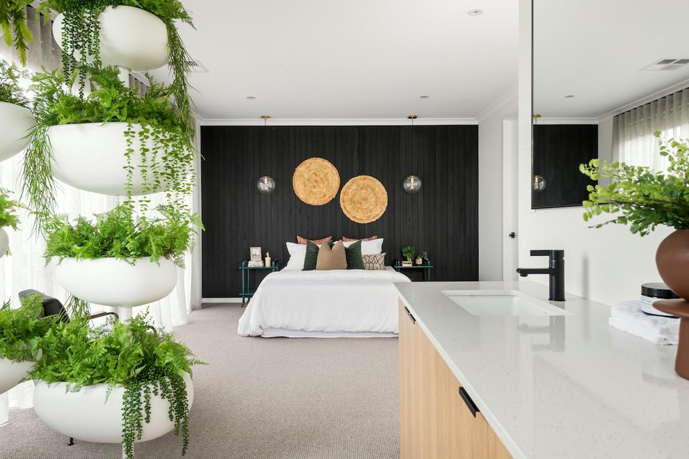 Ejemplo de dormitorio principal actual grande con paredes blancas, moqueta y suelo beige