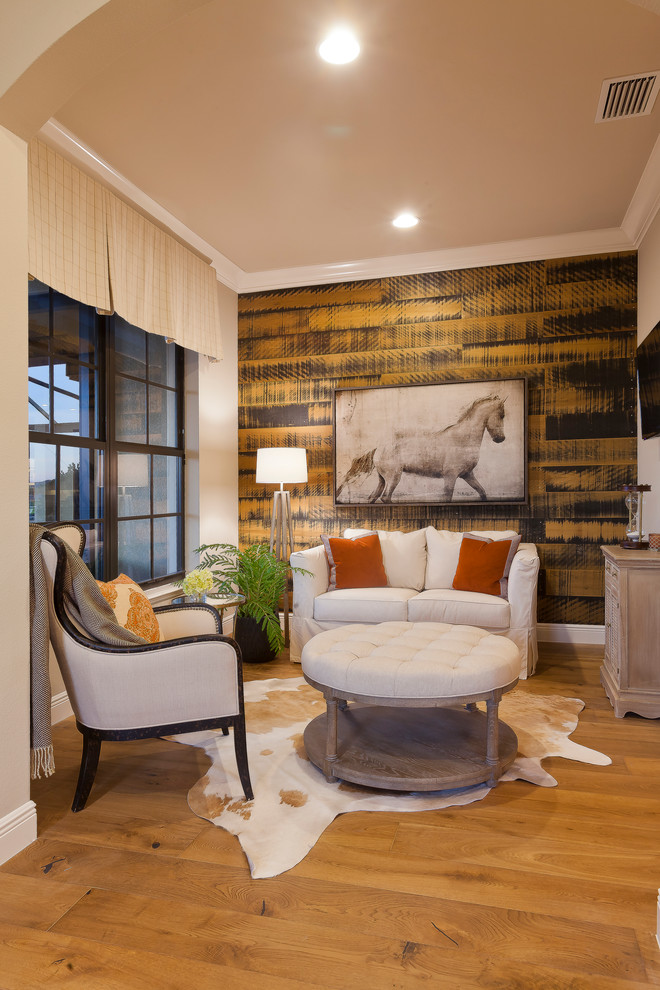 Kleines Country Hauptschlafzimmer mit grauer Wandfarbe und braunem Holzboden in Tampa