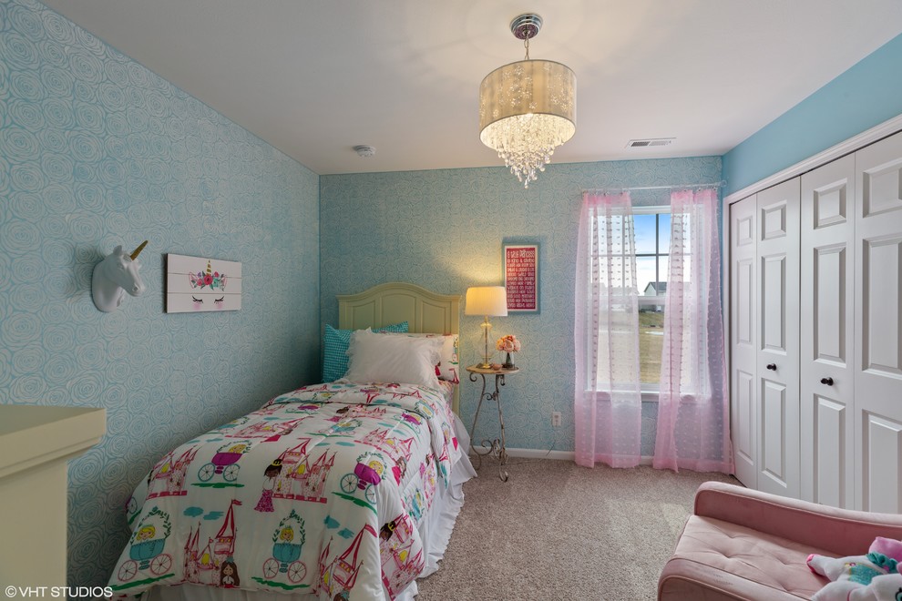 Imagen de dormitorio clásico de tamaño medio sin chimenea con paredes azules, moqueta y suelo beige