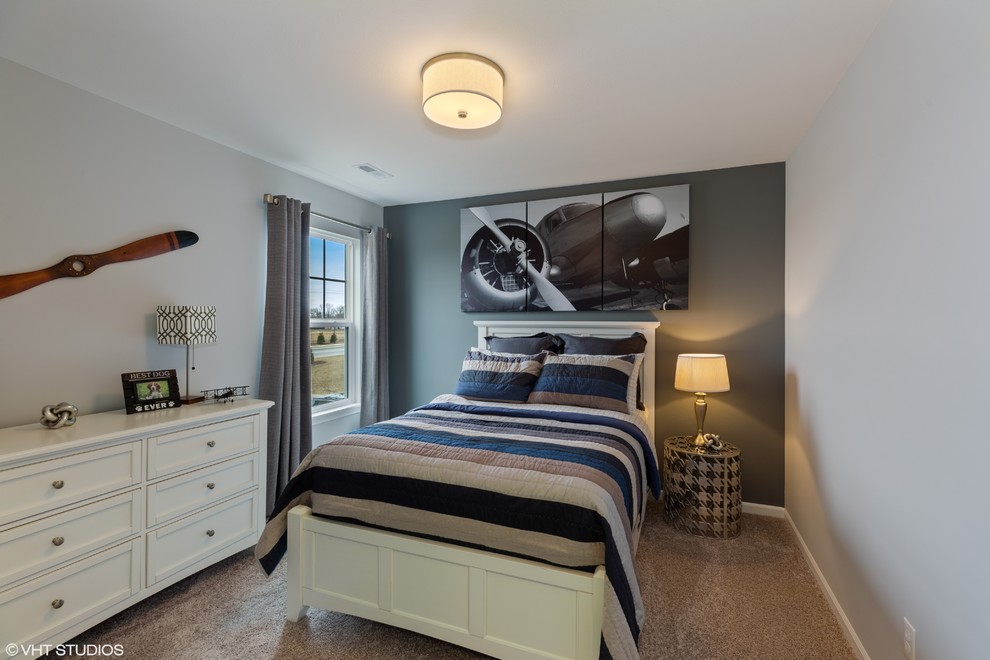 Foto de dormitorio clásico de tamaño medio sin chimenea con paredes grises, moqueta y suelo beige