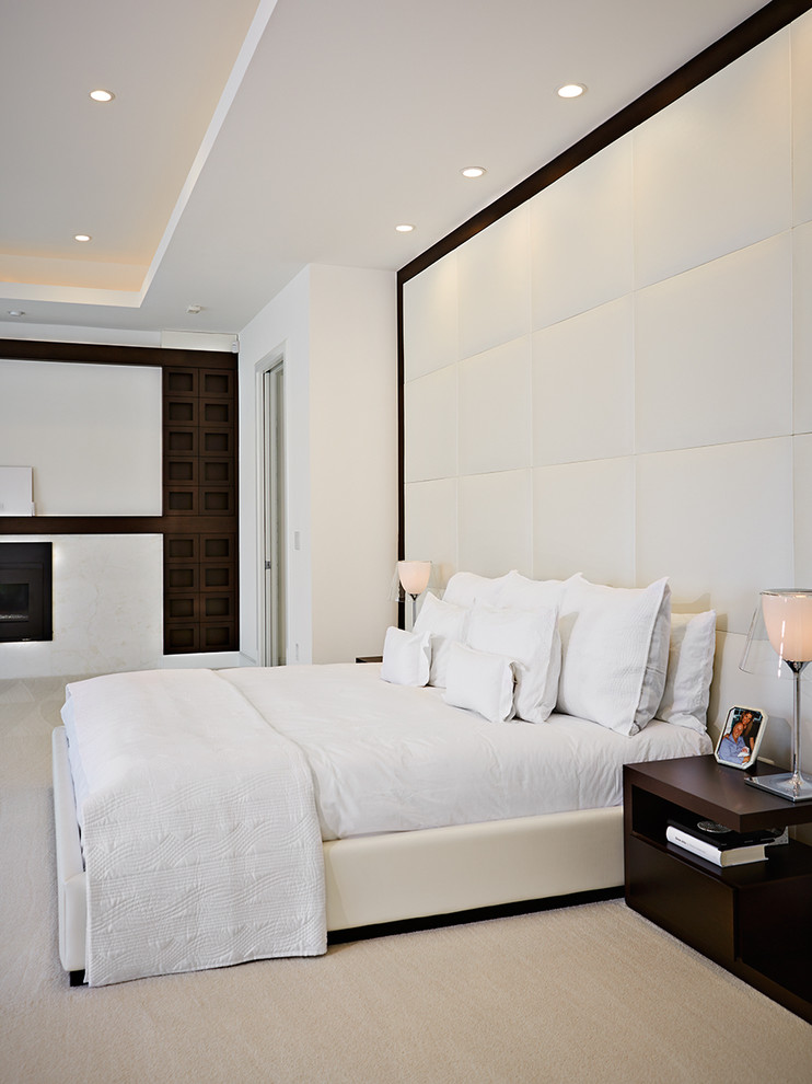 Exemple d'une grande chambre tendance avec un mur blanc, aucune cheminée et un sol beige.