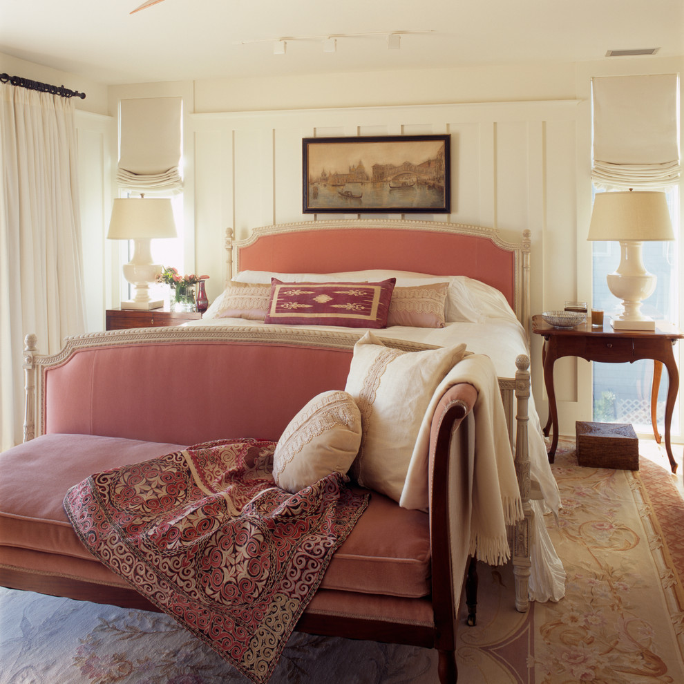 Maritimes Schlafzimmer mit beiger Wandfarbe in Washington, D.C.