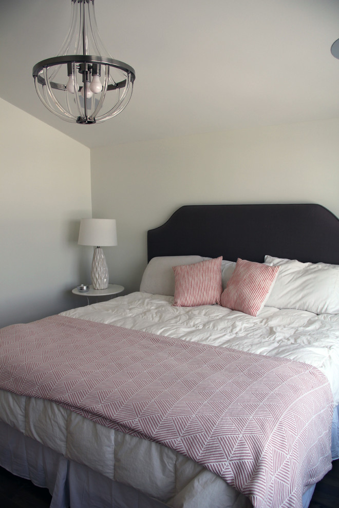他の地域にある中くらいなコンテンポラリースタイルのおしゃれな主寝室 (白い壁、淡色無垢フローリング、暖炉なし)