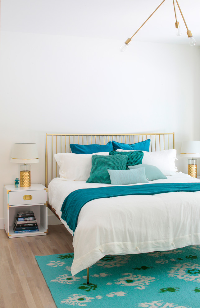 Immagine di una camera da letto classica con pareti bianche e parquet chiaro