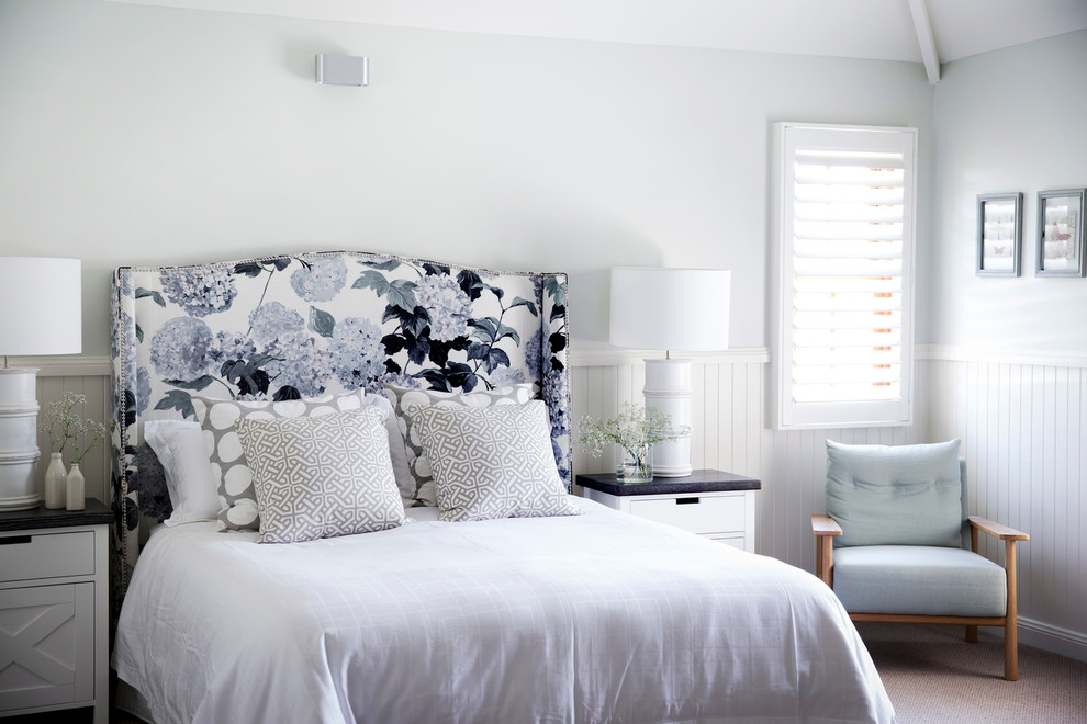Maritimes Schlafzimmer mit weißer Wandfarbe und Teppichboden in Sydney