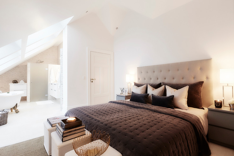 Свежая идея для дизайна: большая хозяйская спальня в классическом стиле с белыми стенами и полом из травертина - отличное фото интерьера