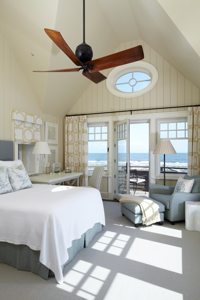 Cette photo montre une chambre avec moquette bord de mer avec un mur beige.
