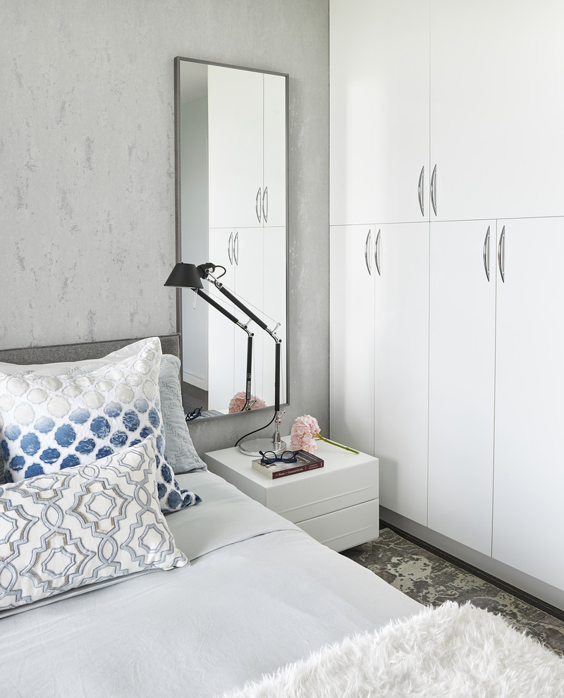 Ejemplo de dormitorio principal minimalista pequeño con paredes grises, suelo de madera oscura y suelo marrón