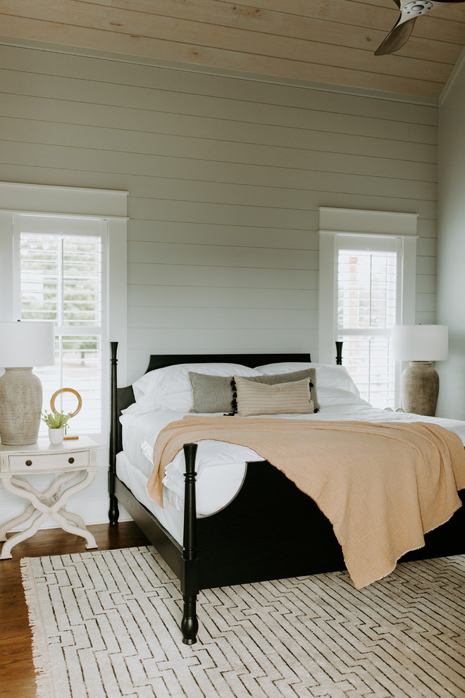 Esempio di una camera degli ospiti country con pareti grigie e pavimento in legno massello medio