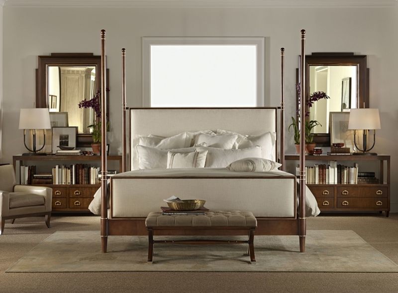 Пример оригинального дизайна: большая хозяйская спальня в стиле неоклассика (современная классика) с белыми стенами и ковровым покрытием