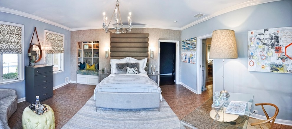 Foto de habitación de invitados tradicional renovada de tamaño medio sin chimenea con paredes azules, suelo de corcho y suelo marrón