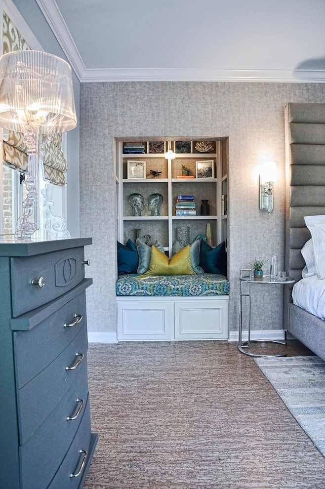 На фото: гостевая спальня среднего размера, (комната для гостей) в стиле неоклассика (современная классика) с синими стенами и пробковым полом без камина
