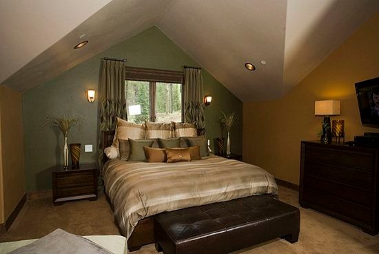 デンバーにある巨大なトランジショナルスタイルのおしゃれな主寝室 (緑の壁、カーペット敷き、コーナー設置型暖炉、石材の暖炉まわり) のレイアウト