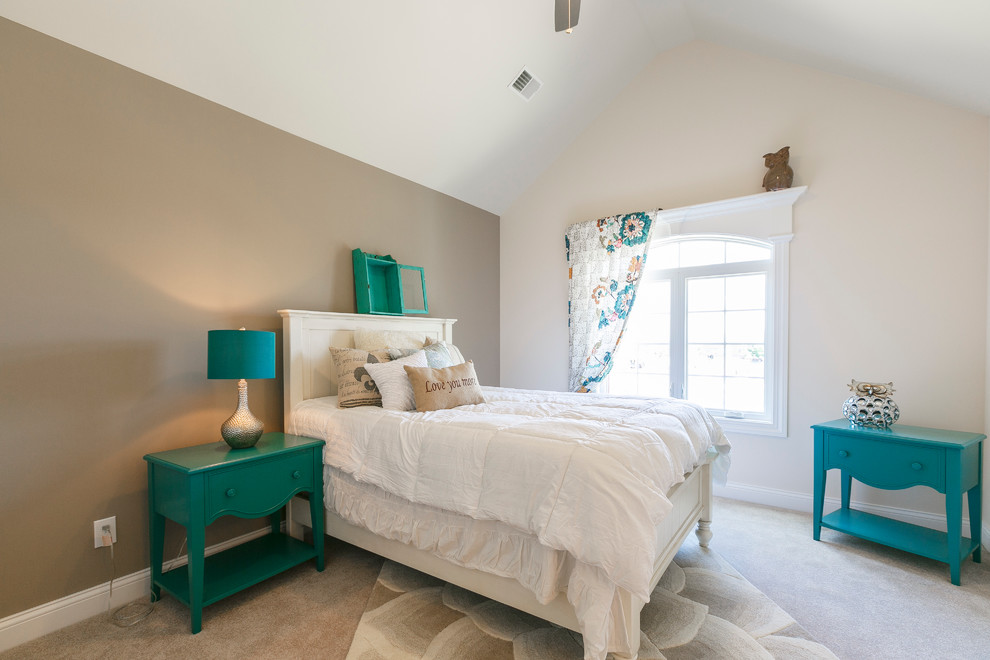 На фото: гостевая спальня среднего размера, (комната для гостей) в классическом стиле с бежевыми стенами и ковровым покрытием с