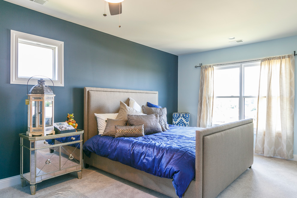 Ejemplo de dormitorio clásico renovado de tamaño medio con paredes azules y moqueta