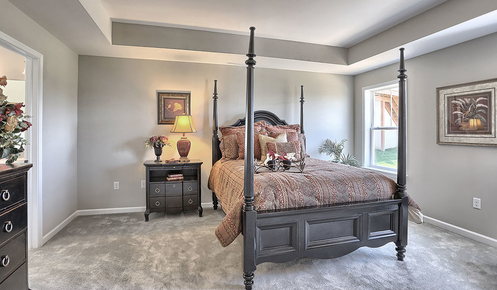 Ejemplo de dormitorio principal tradicional grande con paredes grises y moqueta