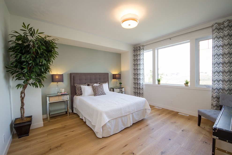 Imagen de dormitorio principal escandinavo extra grande con paredes blancas y suelo de madera clara