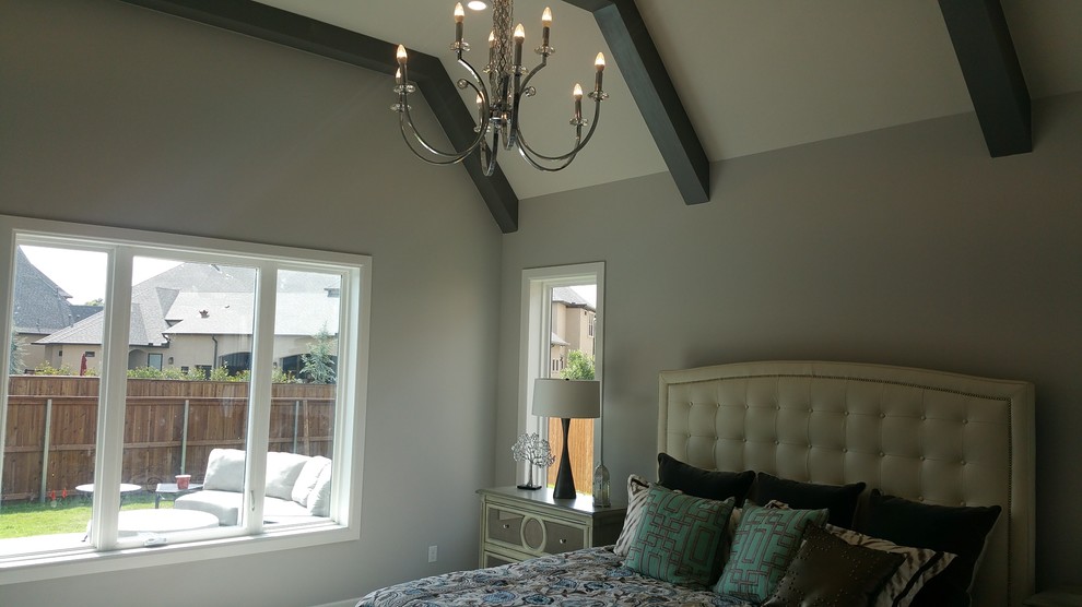 Foto de dormitorio principal clásico renovado de tamaño medio sin chimenea con paredes grises, moqueta y suelo gris