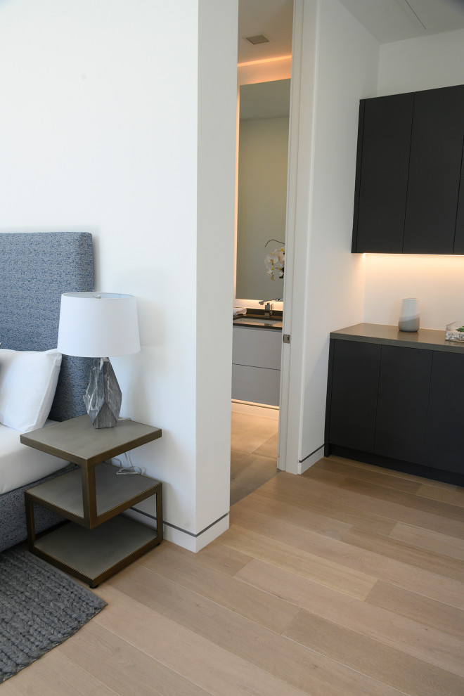 Стильный дизайн: большая гостевая спальня (комната для гостей) в стиле модернизм с белыми стенами, паркетным полом среднего тона и коричневым полом - последний тренд