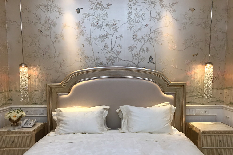 Свежая идея для дизайна: большая хозяйская спальня в классическом стиле с разноцветными стенами, мраморным полом, стандартным камином, фасадом камина из камня и белым полом - отличное фото интерьера