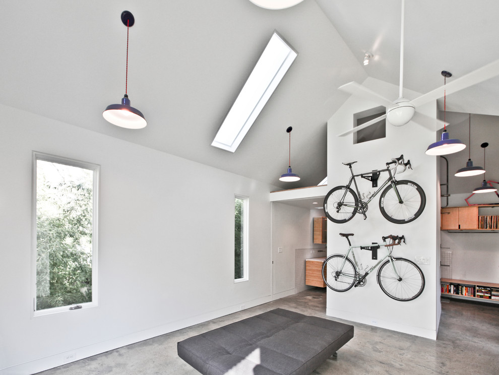 Modernes Schlafzimmer im Dachboden mit Betonboden in Austin
