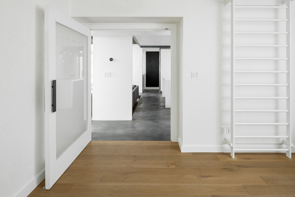 Foto på ett mellanstort funkis huvudsovrum, med vita väggar, ljust trägolv och beiget golv