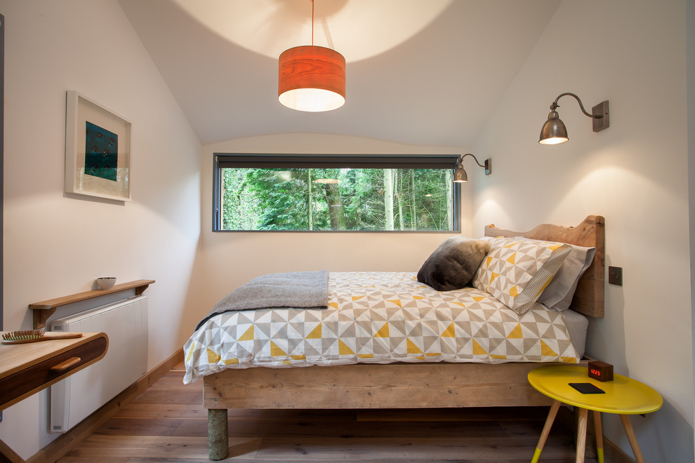 Diseño de dormitorio rústico con paredes blancas y suelo de madera clara