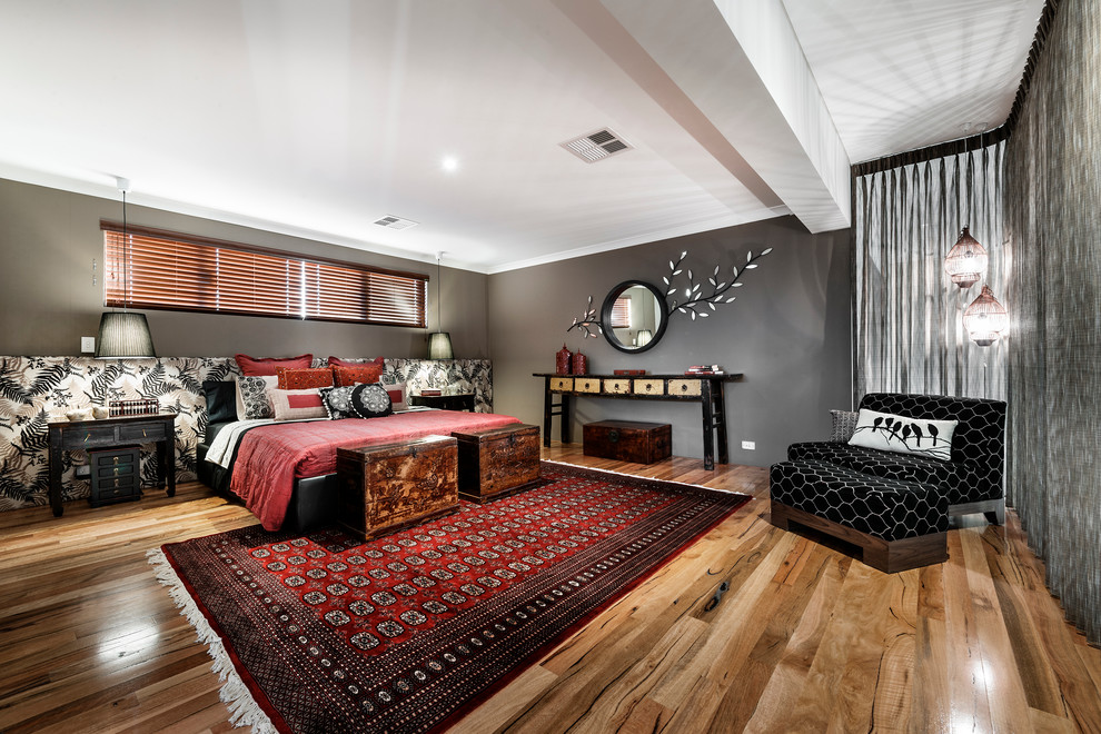 パースにある広いエクレクティックスタイルのおしゃれな主寝室 (茶色い壁、淡色無垢フローリング)