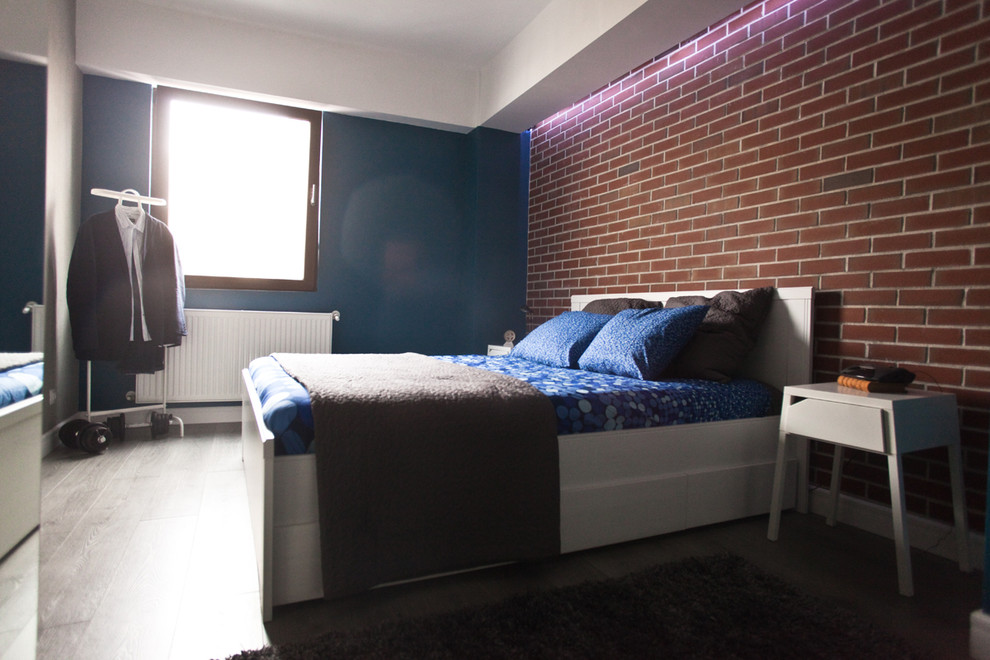 Idées déco pour une petite chambre parentale scandinave avec un mur bleu et parquet clair.