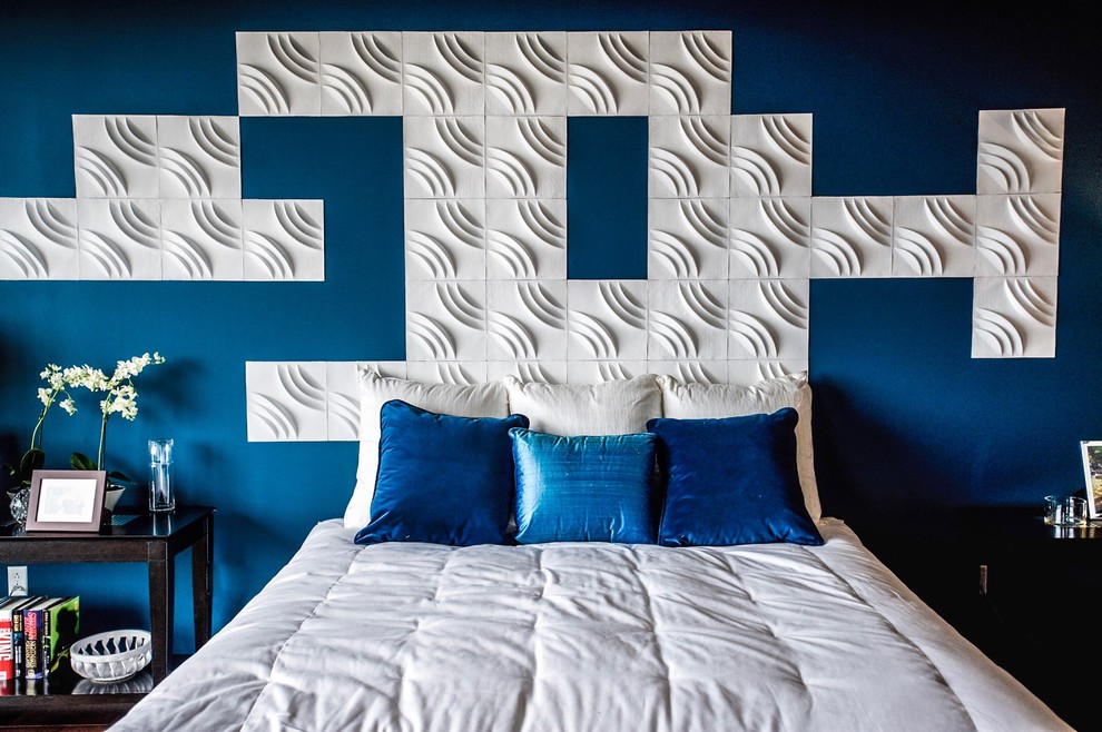 Стильный дизайн: большая хозяйская спальня в современном стиле с синими стенами, темным паркетным полом и коричневым полом без камина - последний тренд