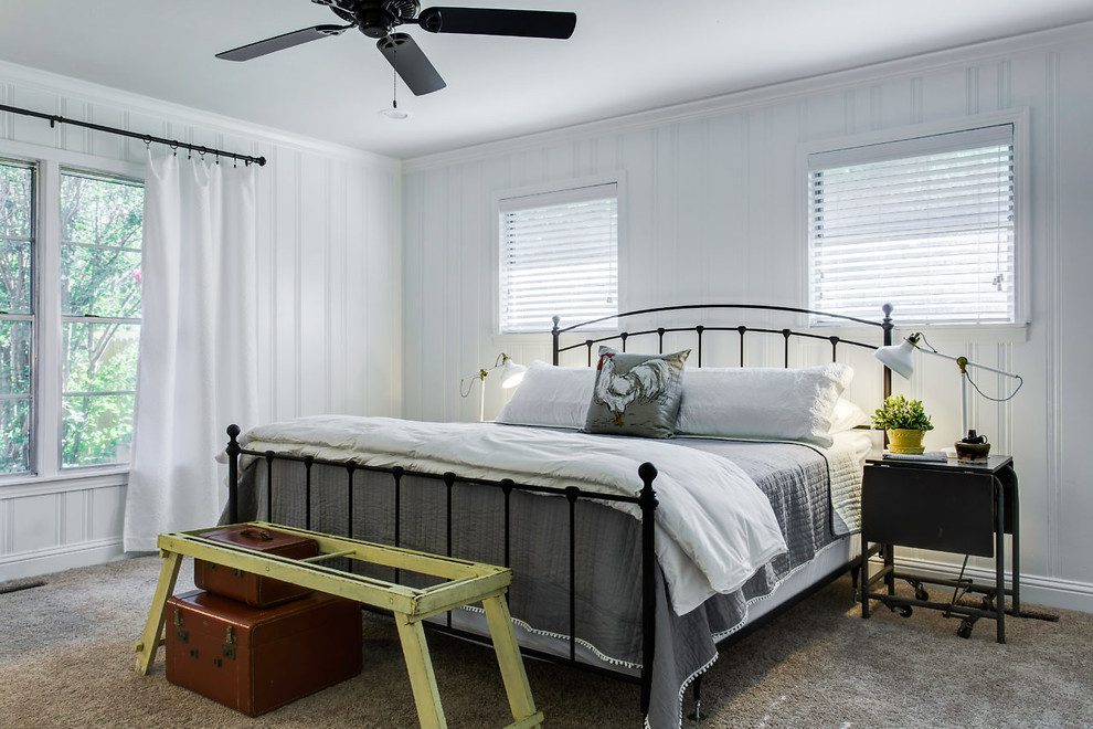 Country Schlafzimmer mit weißer Wandfarbe und Teppichboden in Dallas