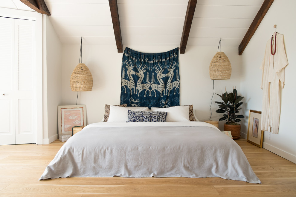 Großes Mediterranes Hauptschlafzimmer mit weißer Wandfarbe, hellem Holzboden und Kamin in San Francisco