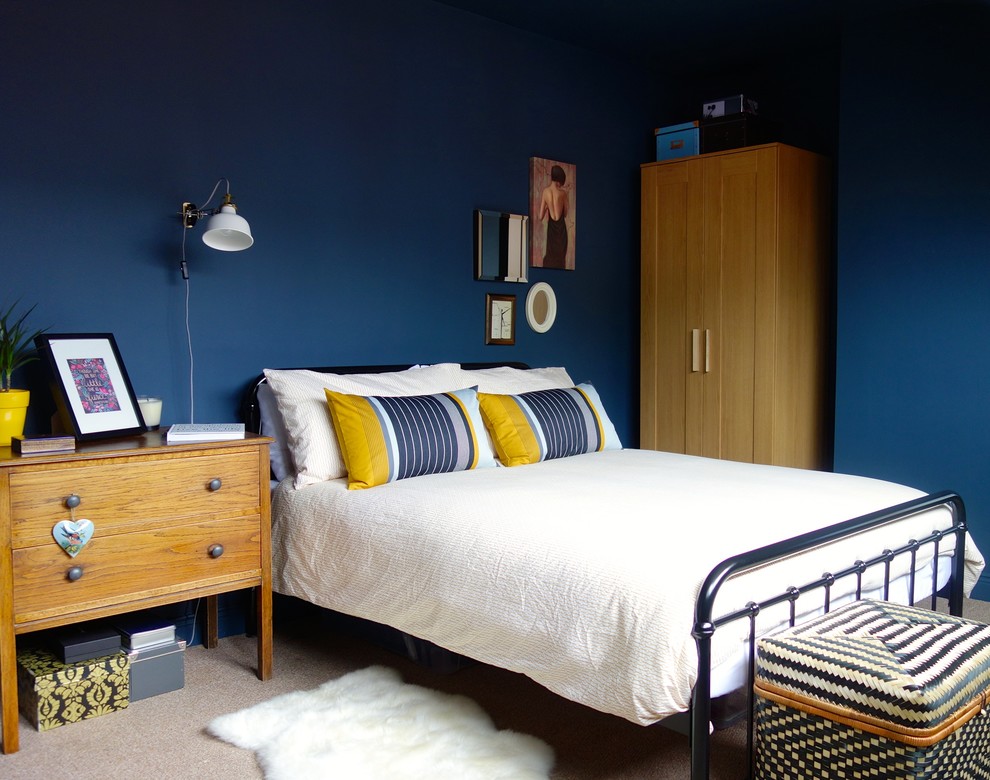 Diseño de dormitorio principal tradicional renovado de tamaño medio sin chimenea con paredes azules y moqueta