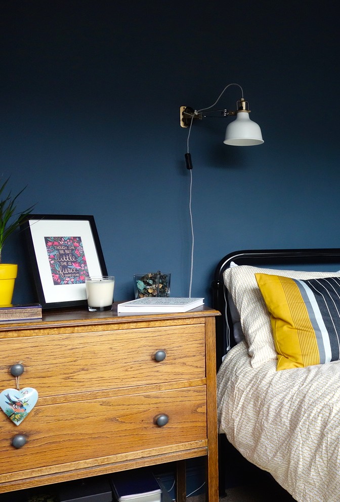 Источник вдохновения для домашнего уюта: хозяйская спальня среднего размера с синими стенами и ковровым покрытием
